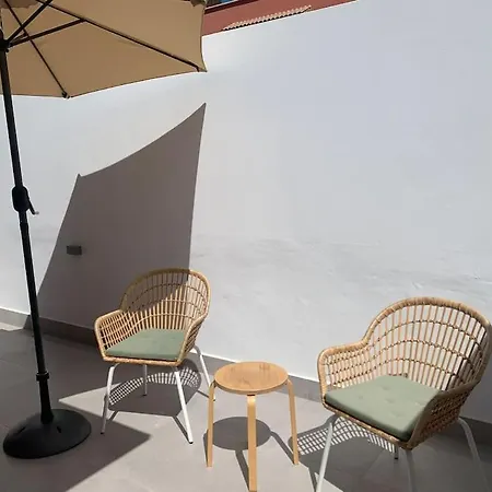 Moderna Casa De Invitados Con Terraza Y Piscina