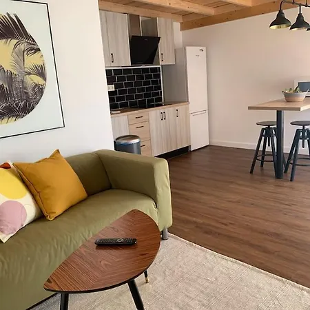 Apartamento Moderna Casa De Invitados Con Terraza Y Piscina