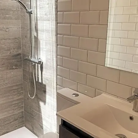 Moderna Casa De Invitados Con Terraza Y Piscina *