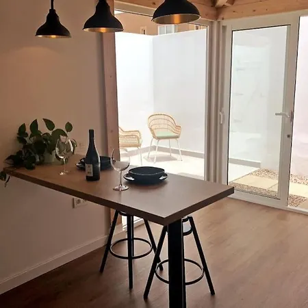 Moderna Casa De Invitados Con Terraza Y Piscina