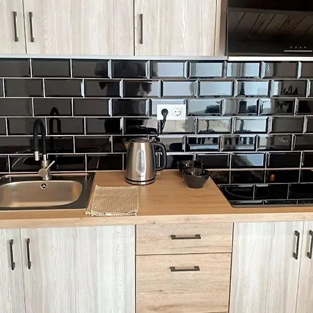 Moderna Casa De Invitados Con Terraza Y Piscina