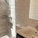 Moderna Casa De Invitados Con Terraza Y Piscina *