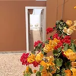 Moderna Casa De Invitados Con Terraza Y Piscina