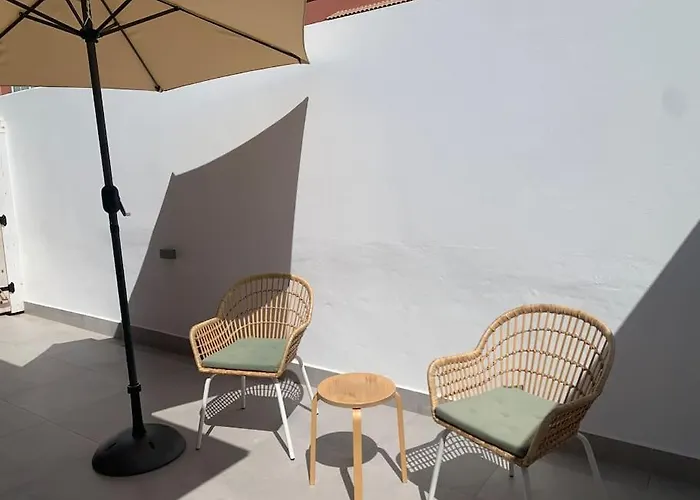 Moderna Casa De Invitados Con Terraza Y Piscina