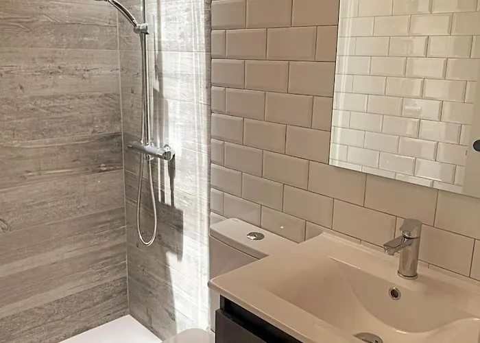 Moderna Casa De Invitados Con Terraza Y Piscina *