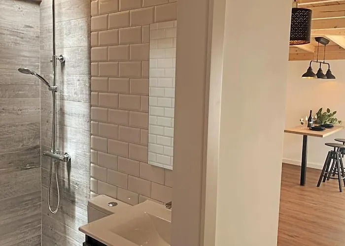 Apartamento Moderna Casa De Invitados Con Terraza Y Piscina