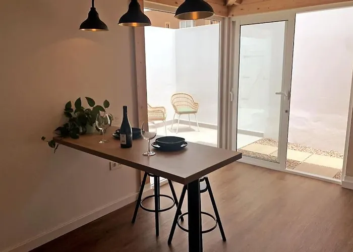 Moderna Casa De Invitados Con Terraza Y Piscina