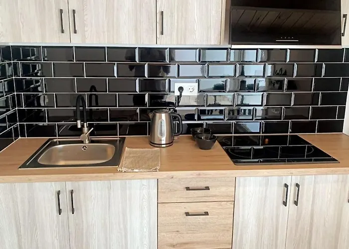 Moderna Casa De Invitados Con Terraza Y Piscina